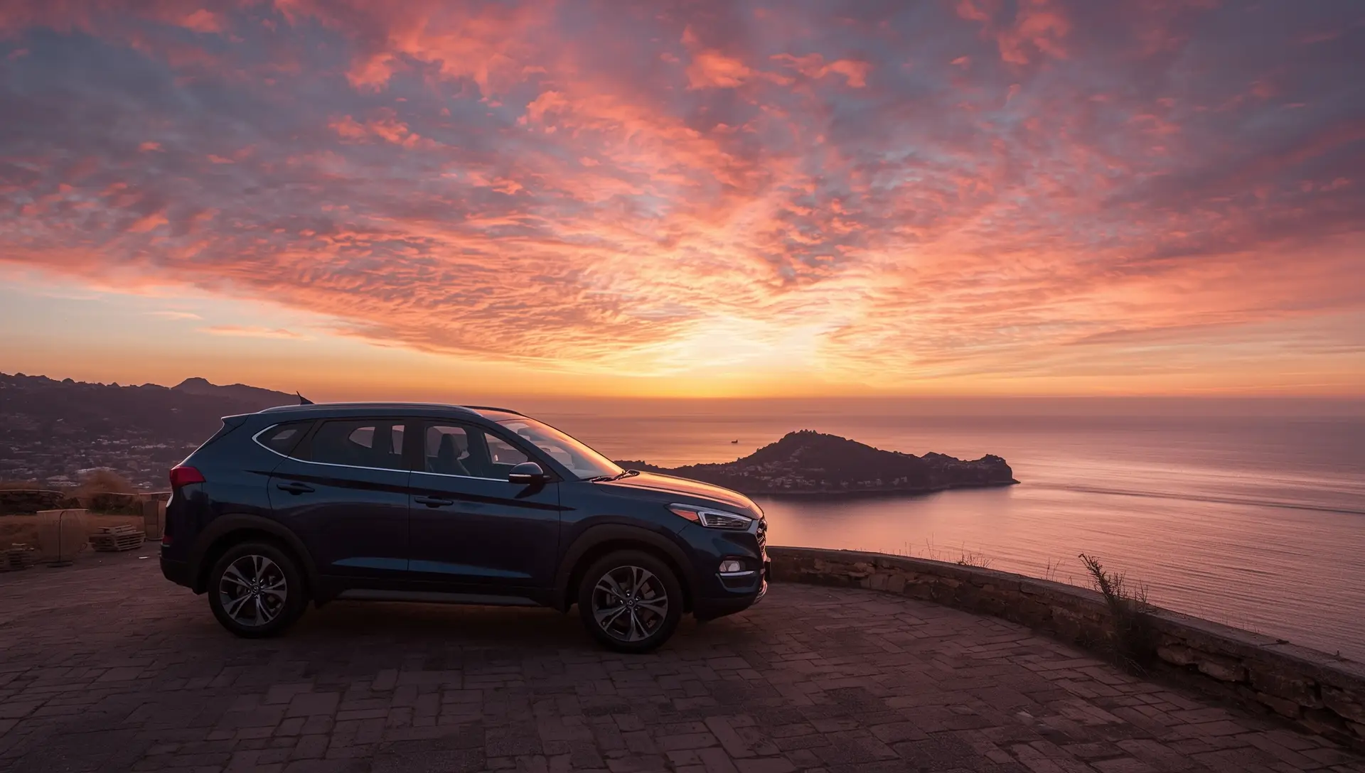 Vista costiera con strada panoramica e mare blu a Corfu