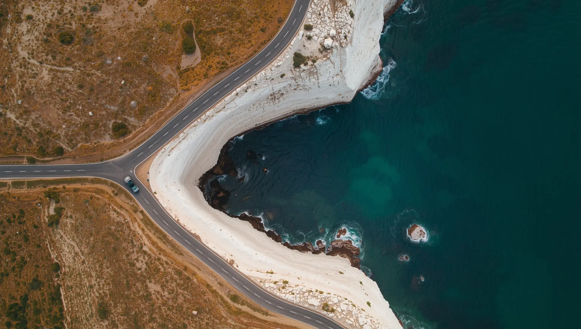 Strada panoramica montana con curve a Corfu